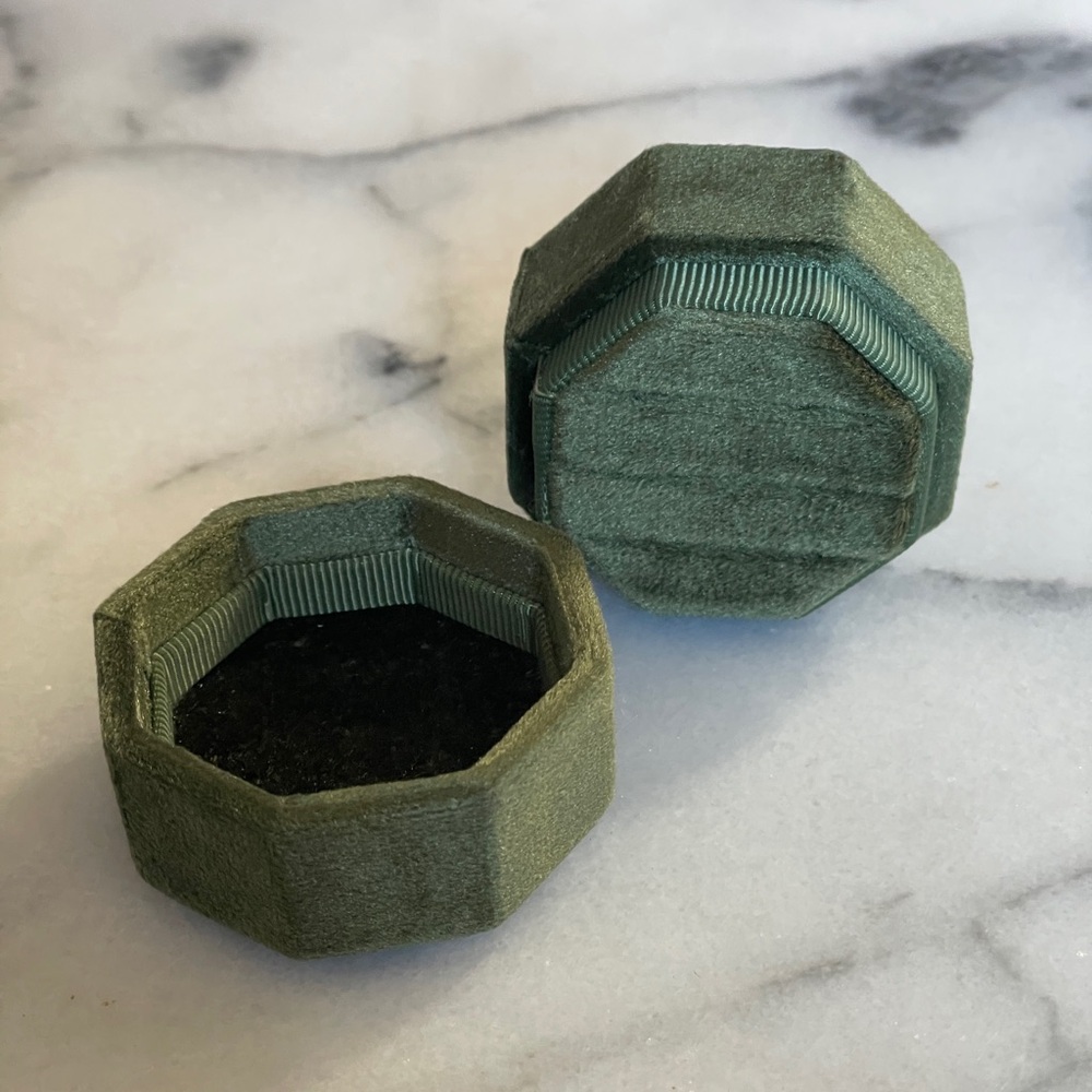 Green Velvet Ring Box - Picture 3 of 4